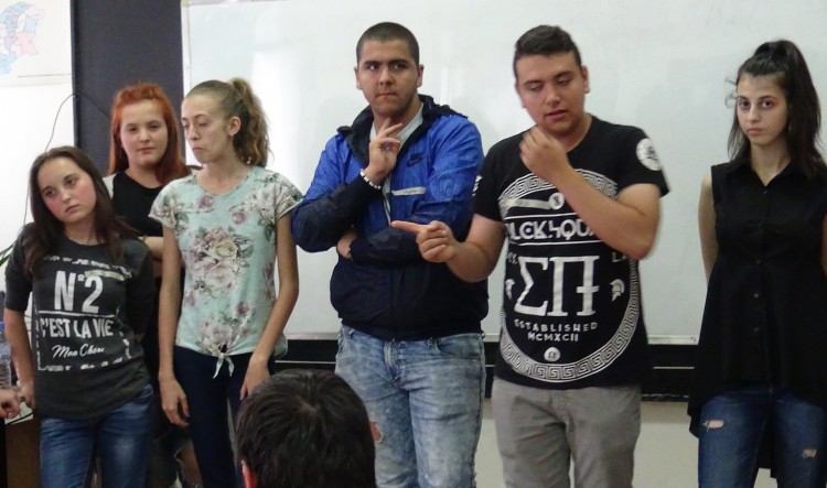 Младежи от Кюстендил решават казуса с незаконните ромски жилища